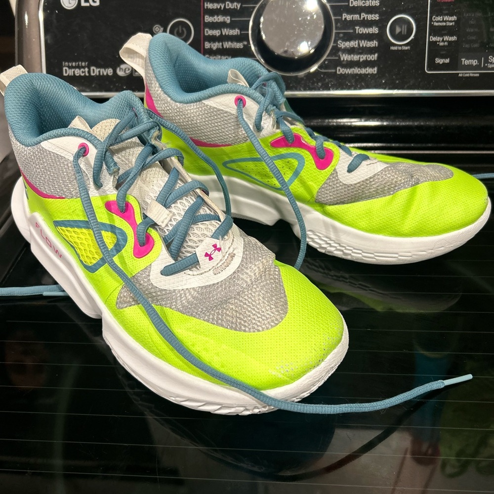 Under Armour Curry’s 
Like new only worn inside for 1/2 season